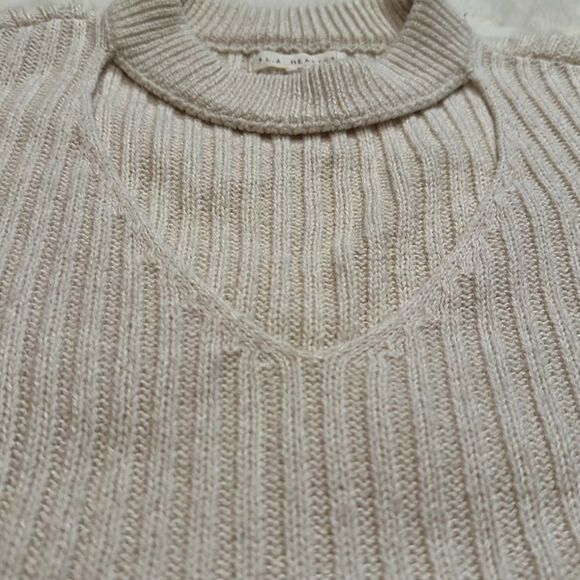 Cute Cream Colored Vneck Opening Sweater - Picture 6 of 7